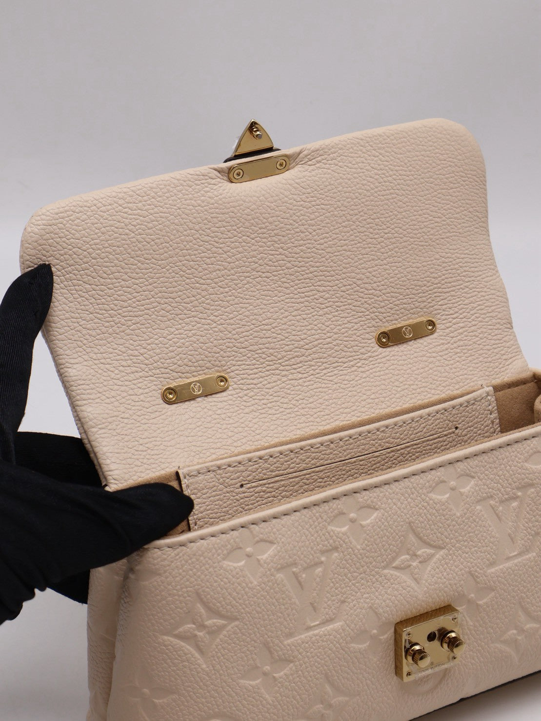LOUIS VUITTON Nano Madeleine郵差包 - 白