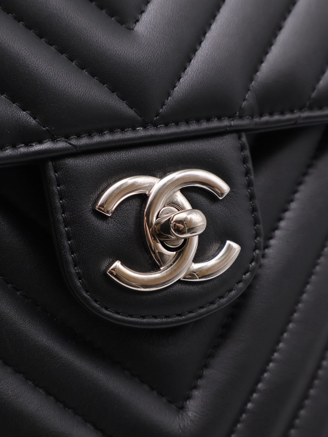 CHANEL 薩爾茨堡V紋雙肩包 - 黑銀22開