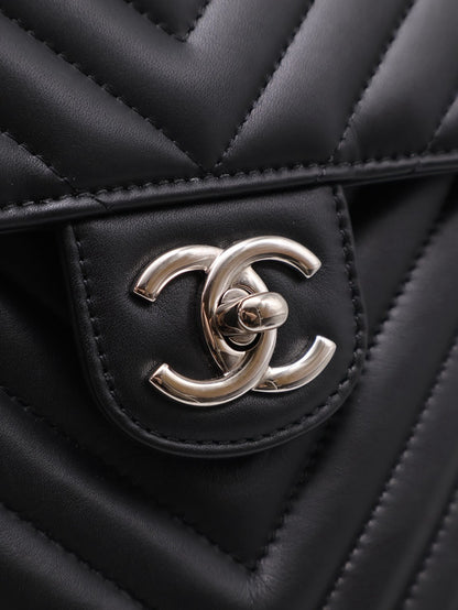 CHANEL 薩爾茨堡V紋雙肩包 - 黑銀22開