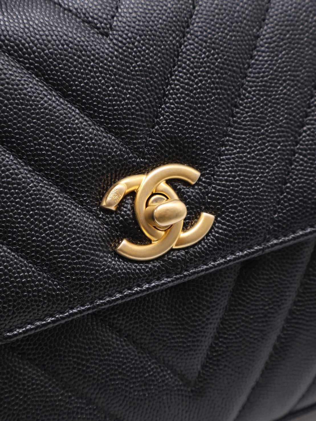 CHANEL Coco Handle V紋 -  小號黑金26開