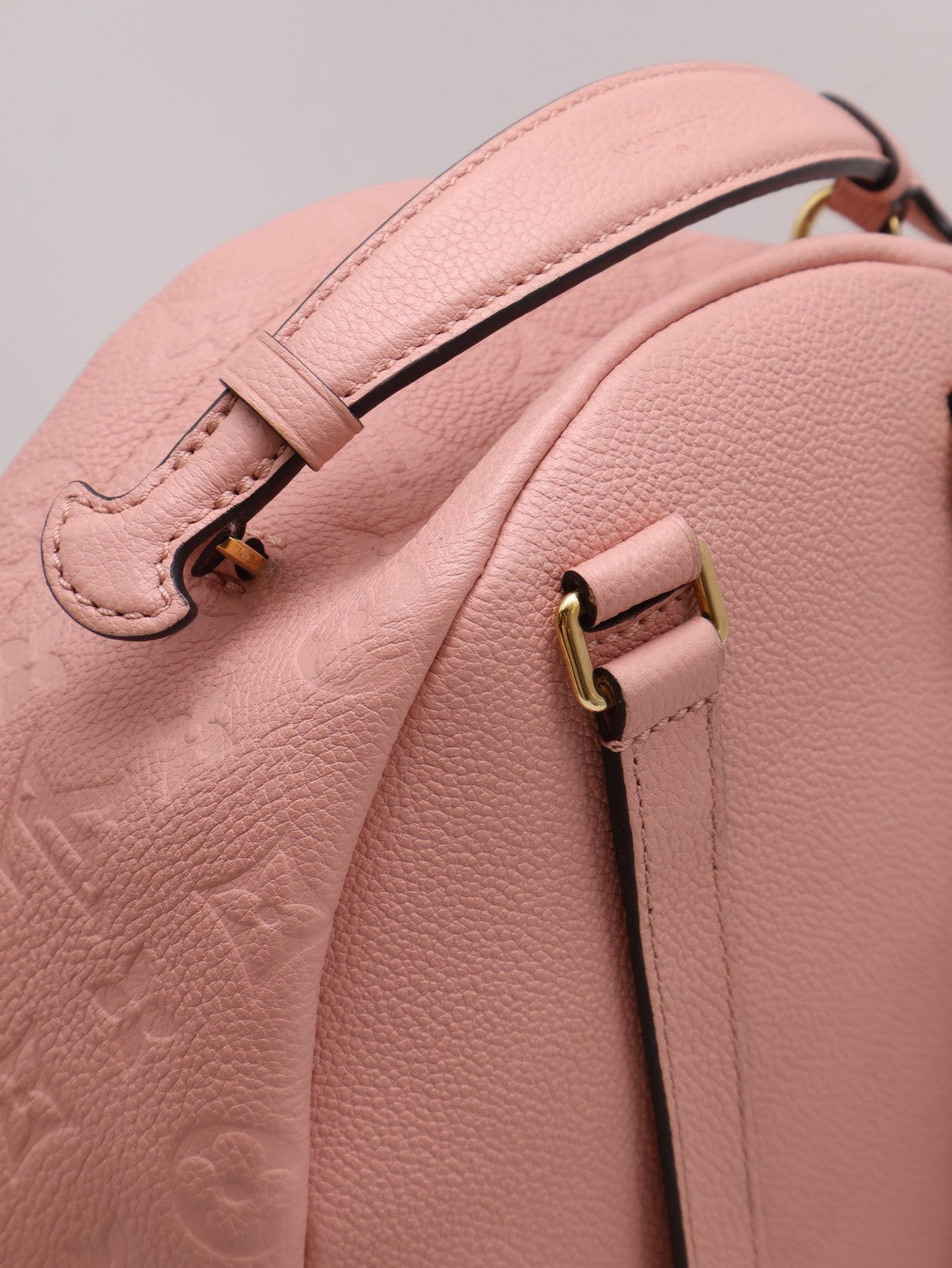 LOUIS VUITTON 壓紋牛皮後背包 - 粉