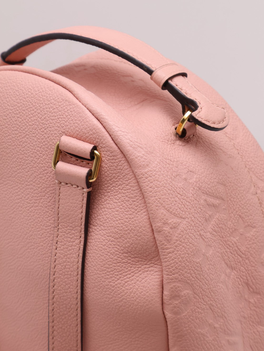 LOUIS VUITTON 壓紋牛皮後背包 - 粉