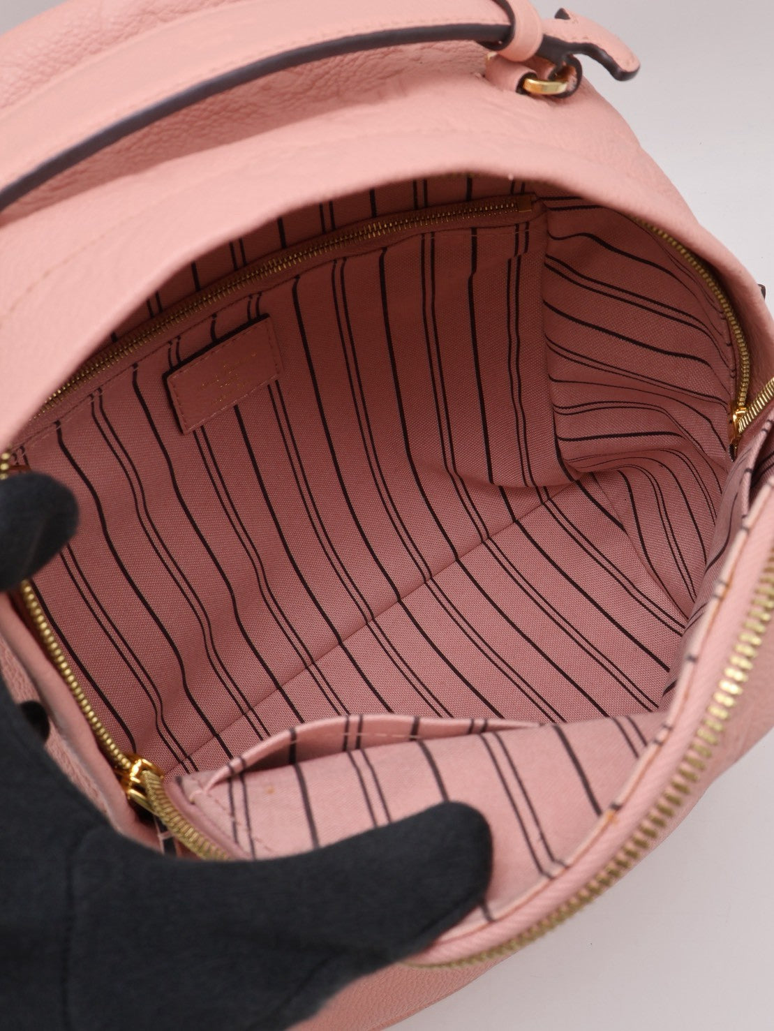 LOUIS VUITTON 壓紋牛皮後背包 - 粉