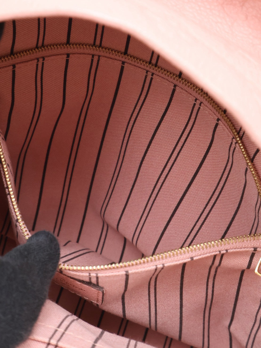 LOUIS VUITTON 壓紋牛皮後背包 - 粉