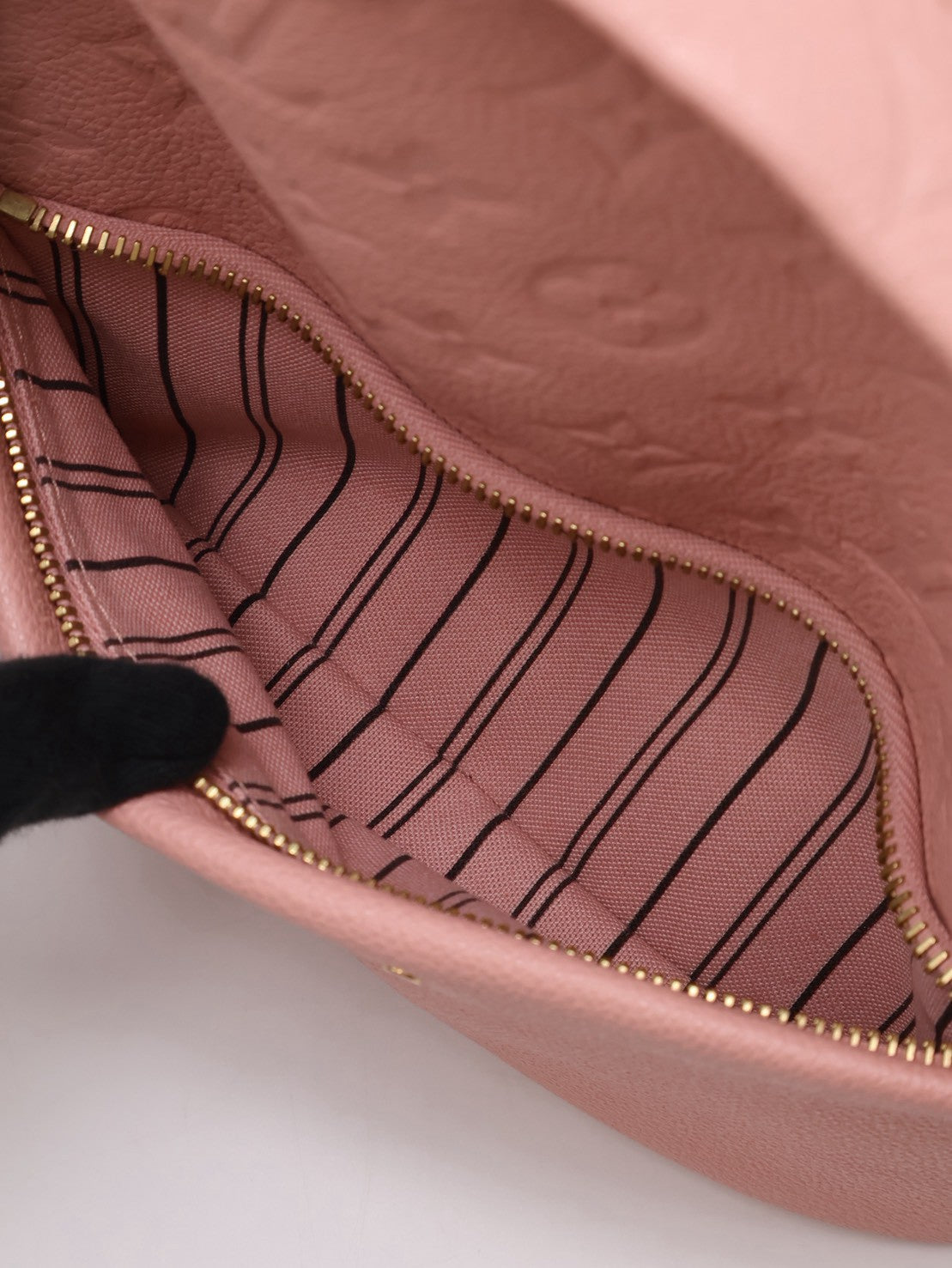 LOUIS VUITTON 壓紋牛皮後背包 - 粉