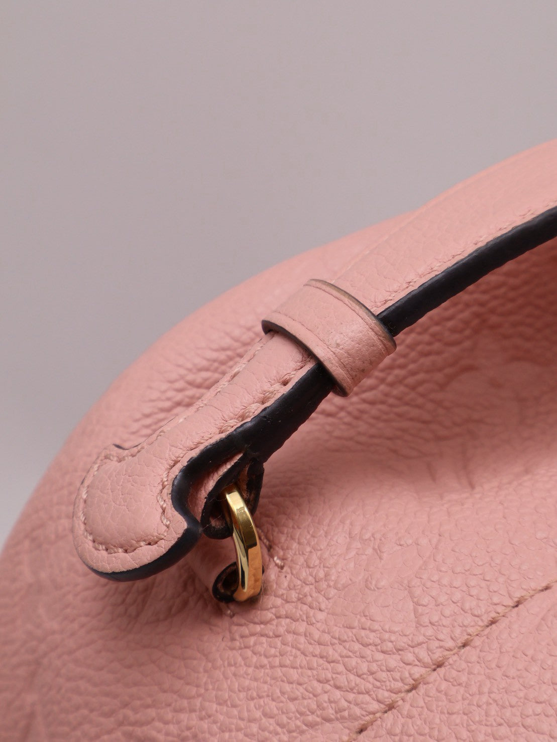 LOUIS VUITTON 壓紋牛皮後背包 - 粉