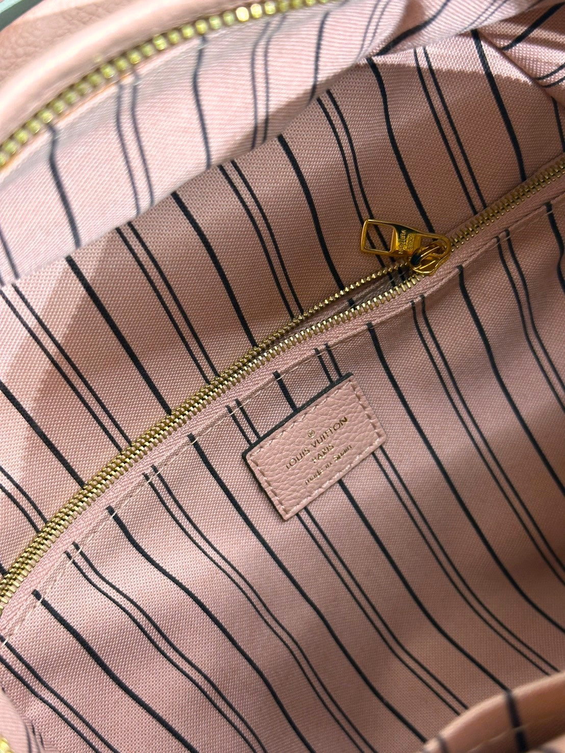 LOUIS VUITTON 壓紋牛皮後背包 - 粉