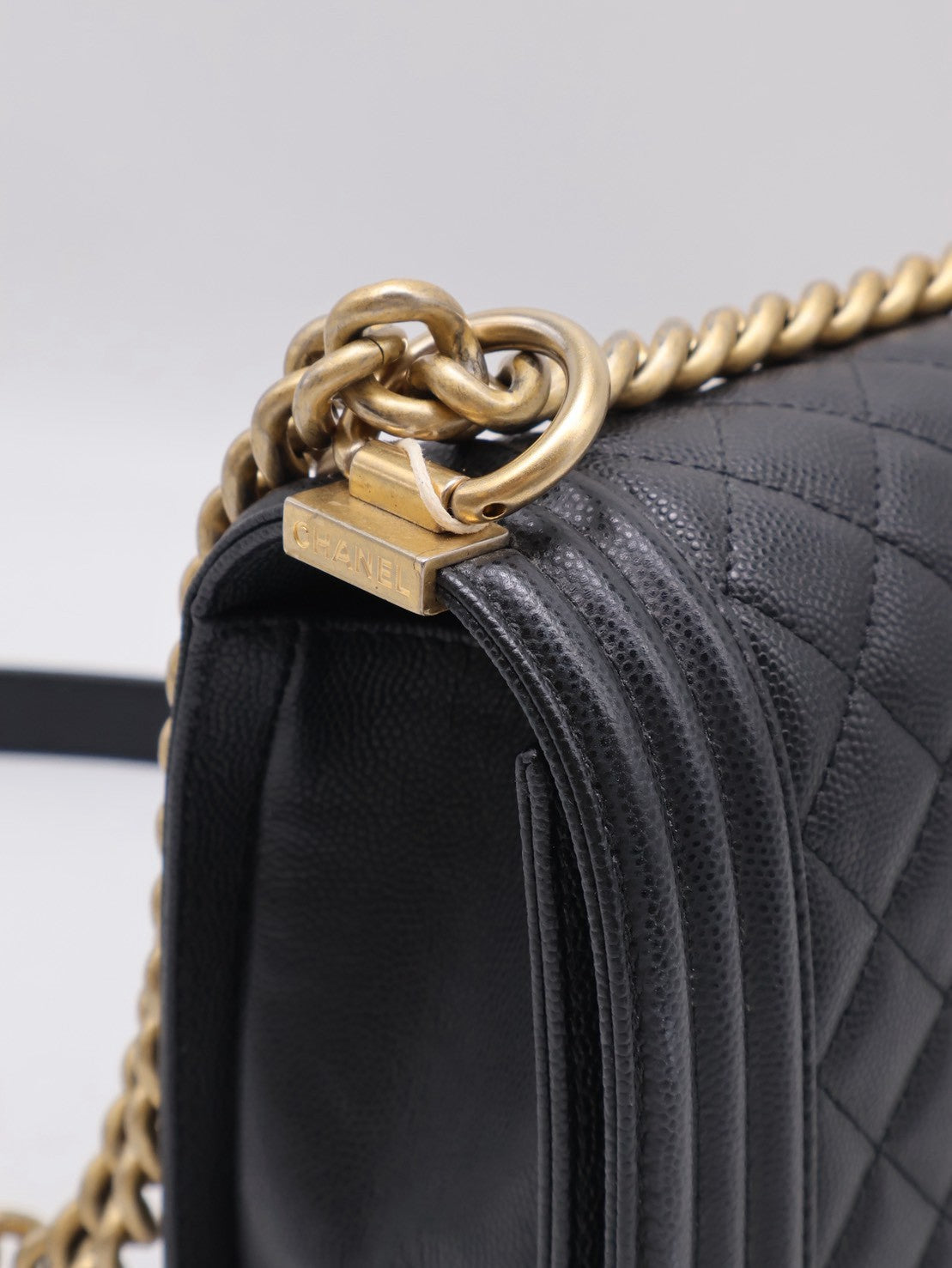 CHANEL Boy25 粒面牛皮口蓋包 - 黑金29開