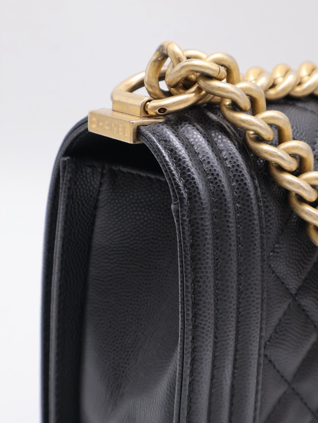 CHANEL Boy25 粒面牛皮口蓋包 - 黑金29開