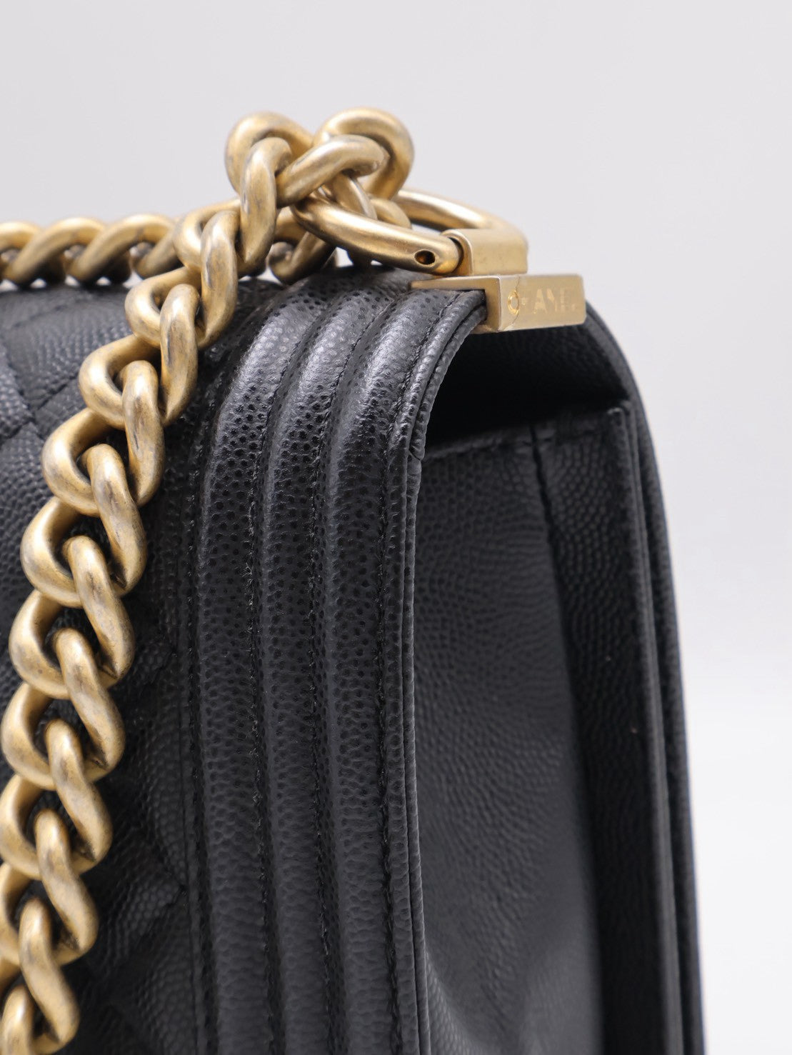 CHANEL Boy25 粒面牛皮口蓋包 - 黑金29開