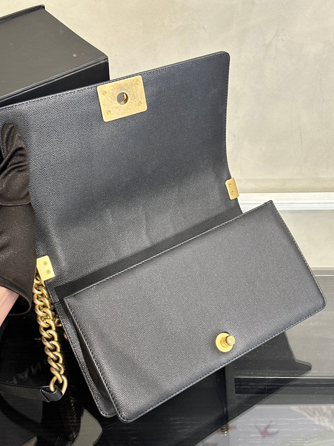 CHANEL Boy25 粒面牛皮口蓋包 - 黑金29開