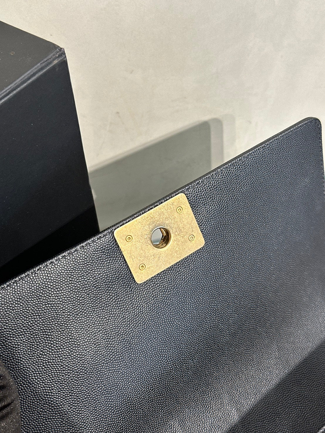 CHANEL Boy25 粒面牛皮口蓋包 - 黑金29開