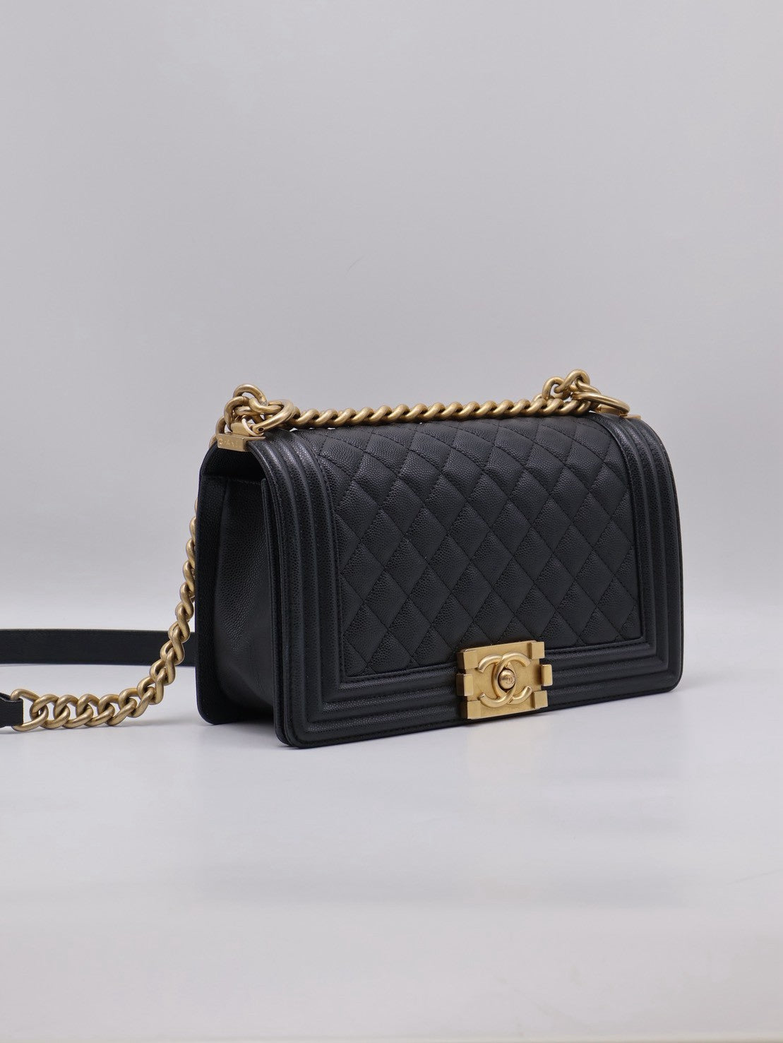 CHANEL Boy25 粒面牛皮口蓋包 - 黑金29開