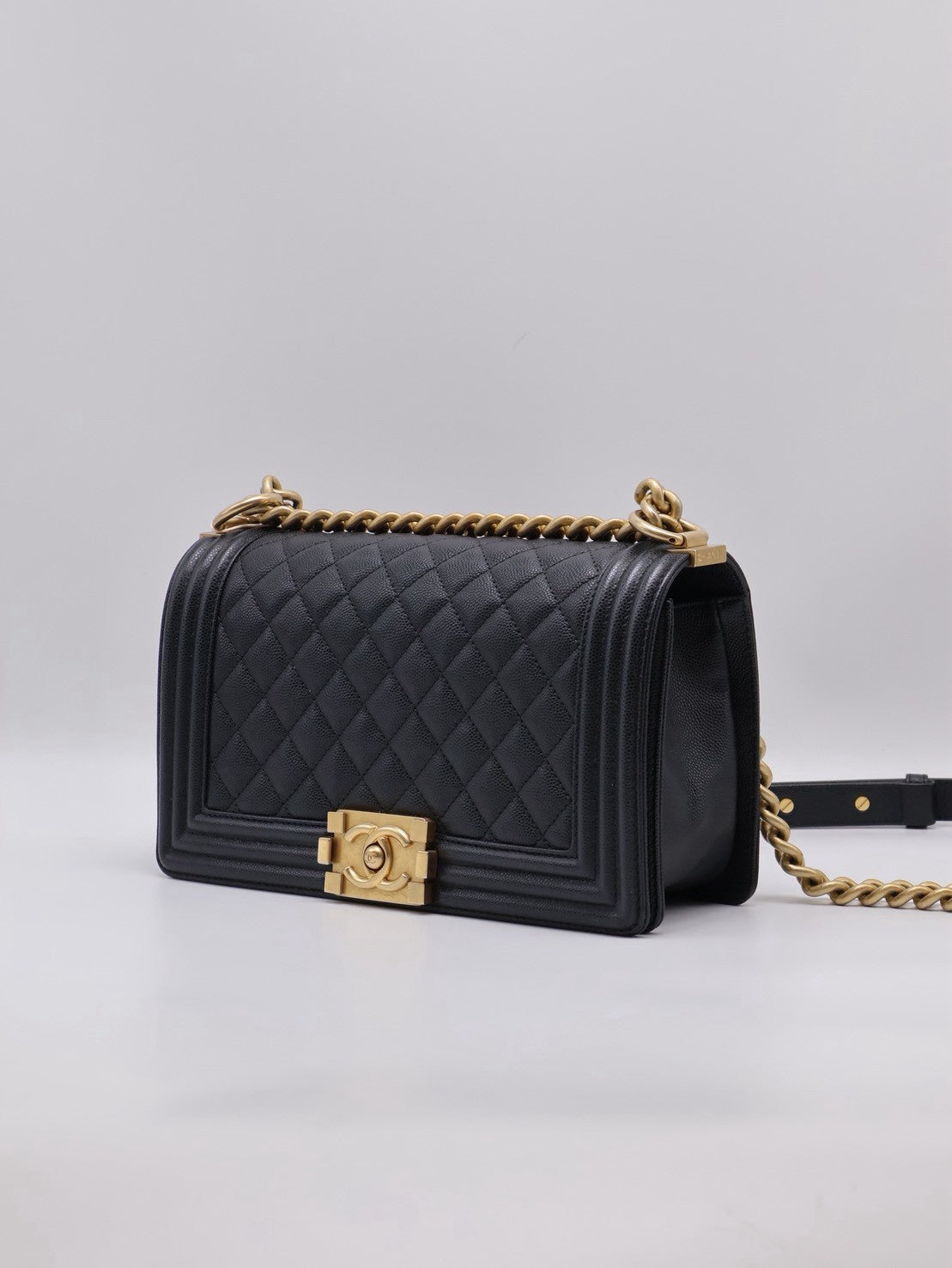 CHANEL Boy25 粒面牛皮口蓋包 - 黑金29開
