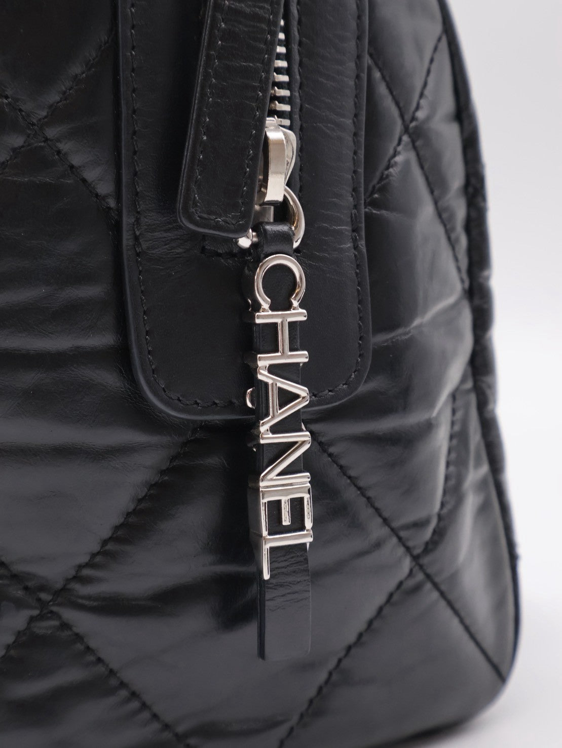 CHANEL 20C小牛皮保齡球包 - 黑銀28開