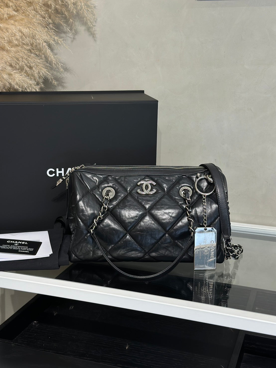 CHANEL 20C小牛皮保齡球包 - 黑銀28開