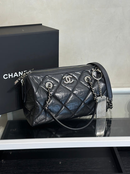 CHANEL 20C小牛皮保齡球包 - 黑銀28開