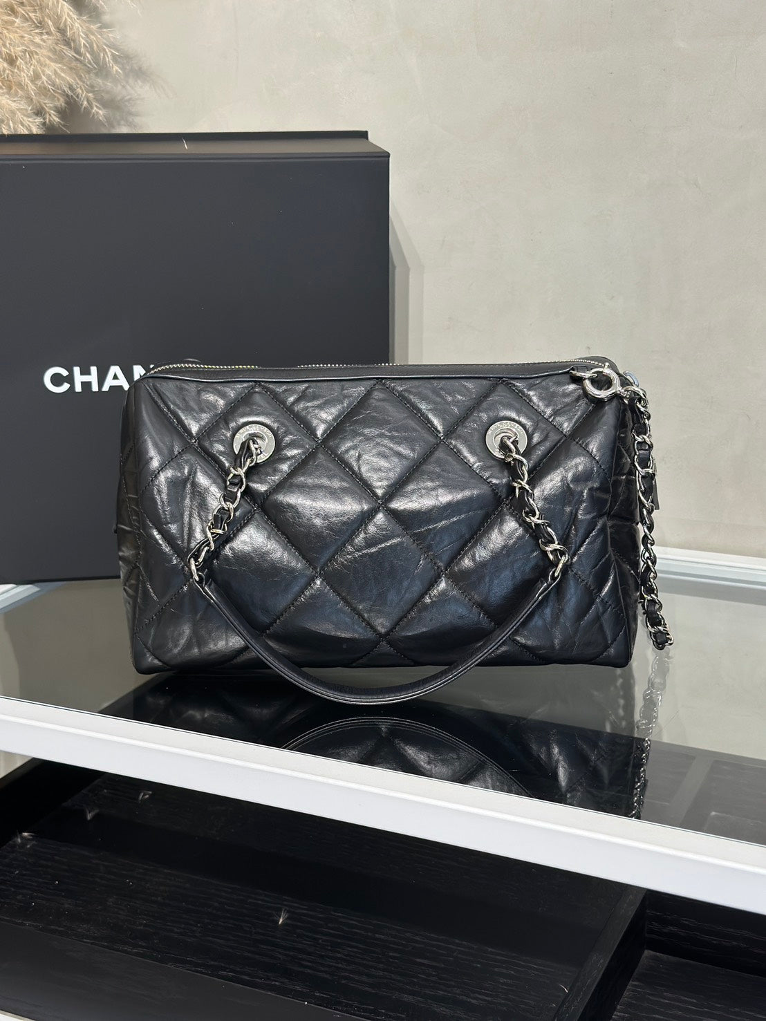 CHANEL 20C小牛皮保齡球包 - 黑銀28開