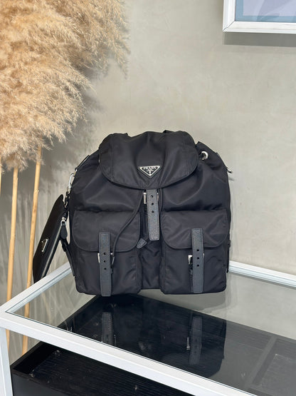 PRADA Re-Nylon雙口袋束繩後背包 - 中號黑銀