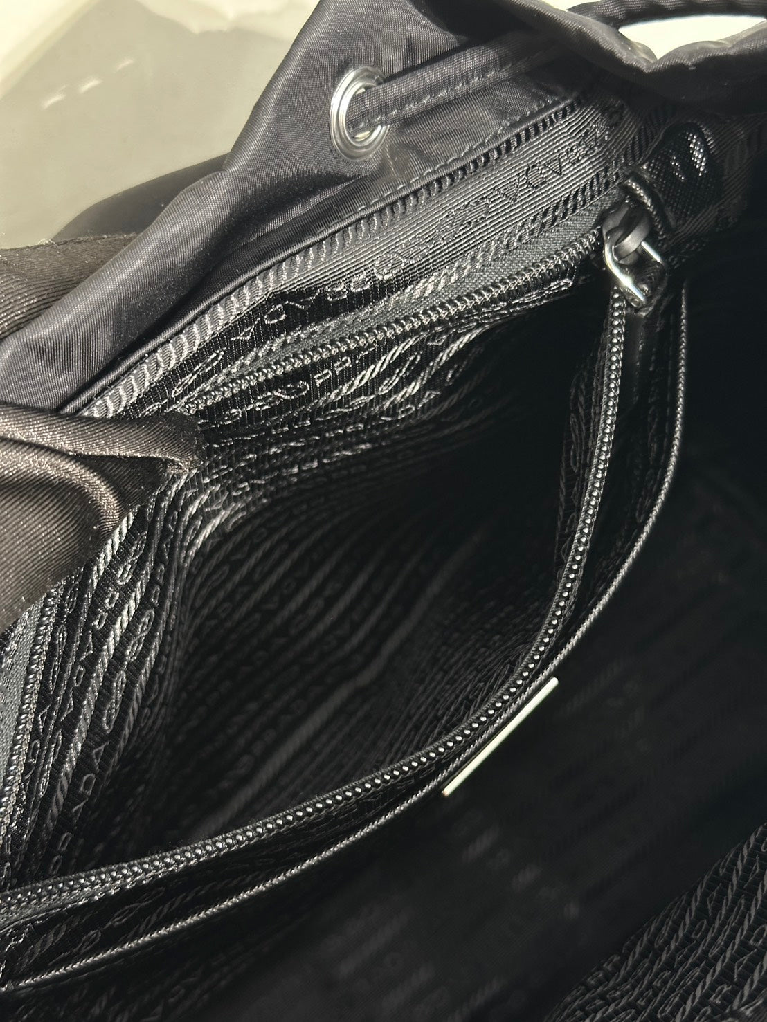 PRADA Re-Nylon雙口袋束繩後背包 - 中號黑銀
