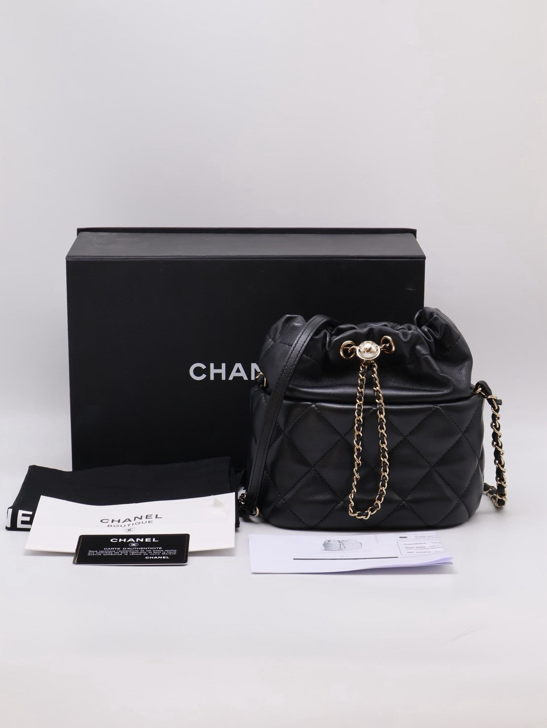 CHANEL 21S珍珠雙C束口水桶包 - 黑金31開
