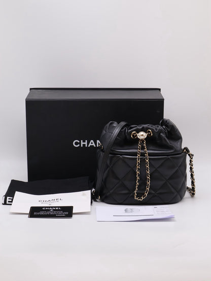 CHANEL 21S珍珠雙C束口水桶包 - 黑金31開
