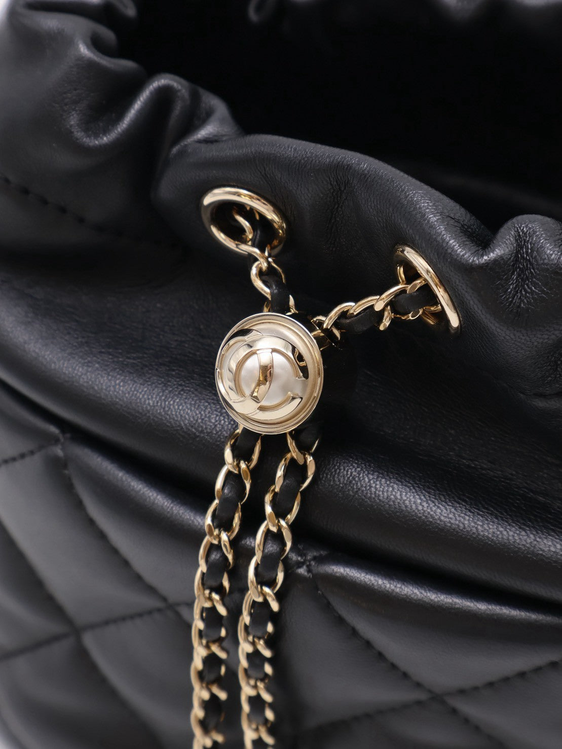 CHANEL 21S珍珠雙C束口水桶包 - 黑金31開