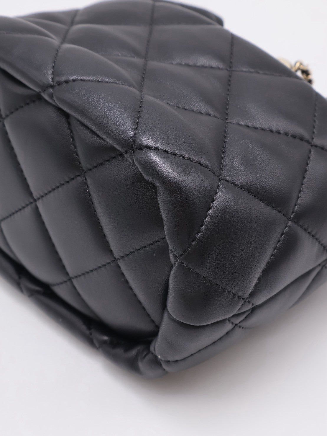 CHANEL 21S珍珠雙C束口水桶包 - 黑金31開