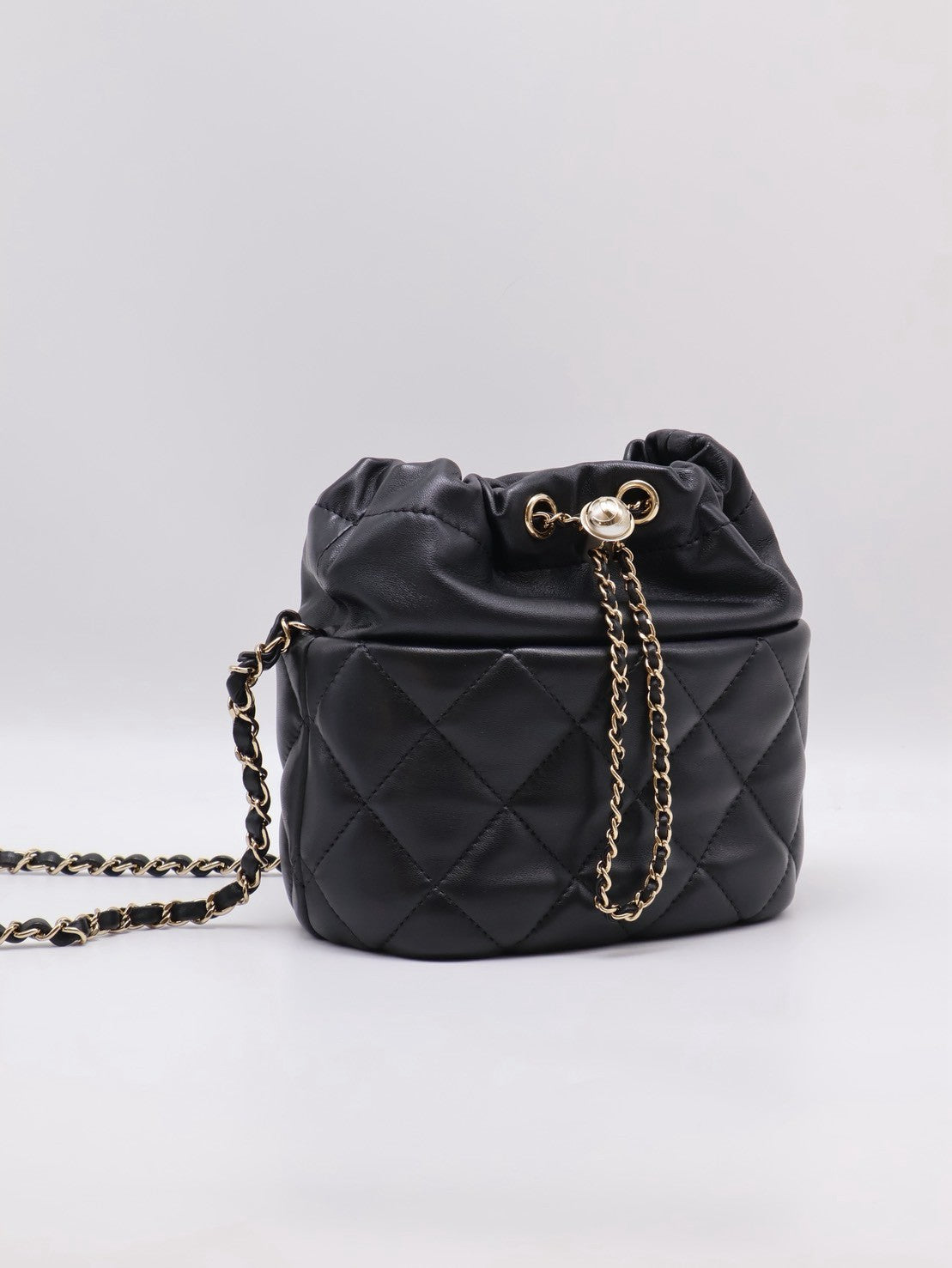 CHANEL 21S珍珠雙C束口水桶包 - 黑金31開