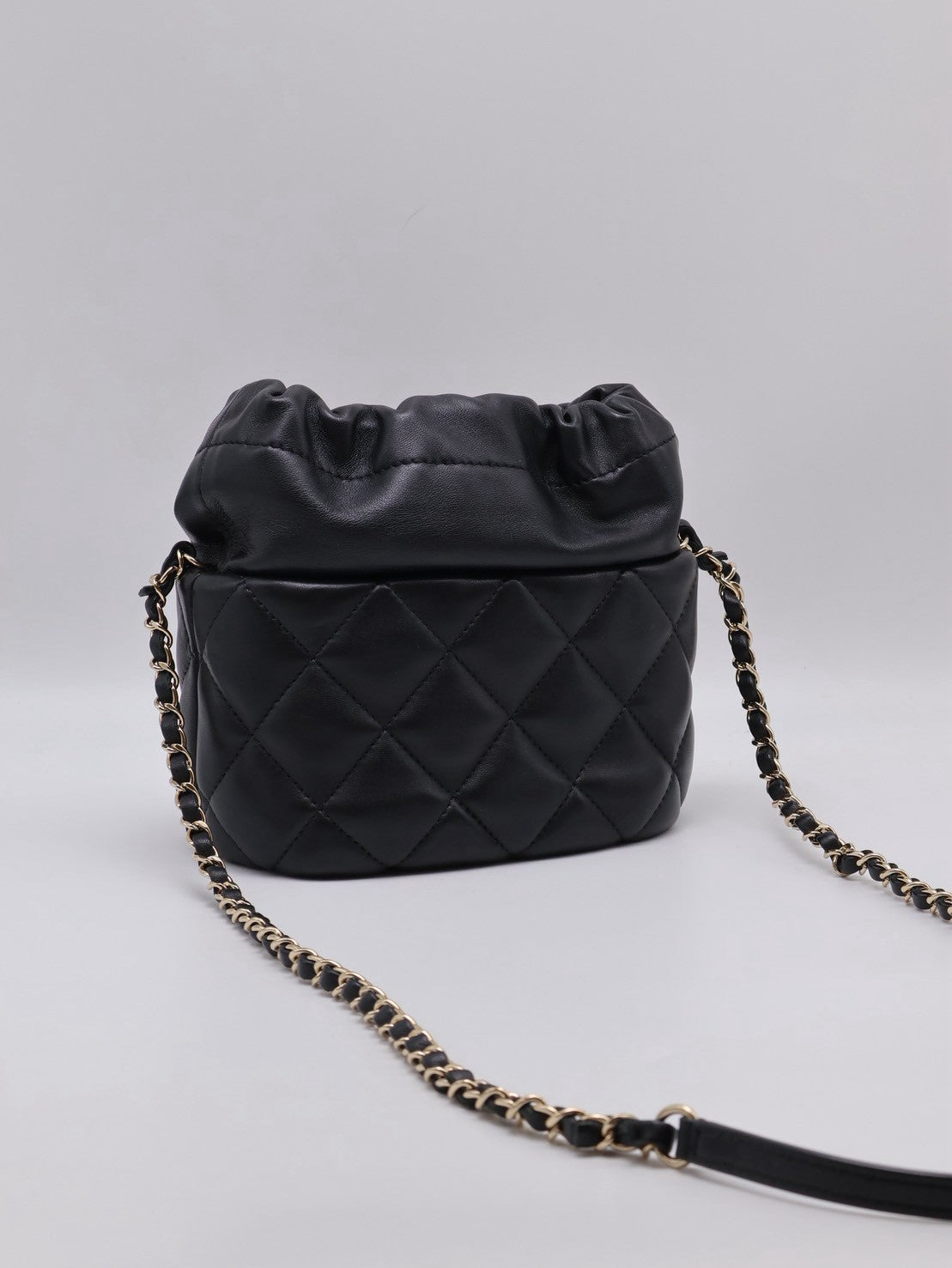 CHANEL 21S珍珠雙C束口水桶包 - 黑金31開