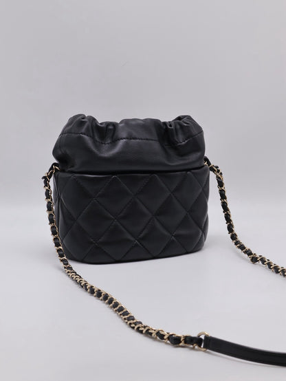 CHANEL 21S珍珠雙C束口水桶包 - 黑金31開