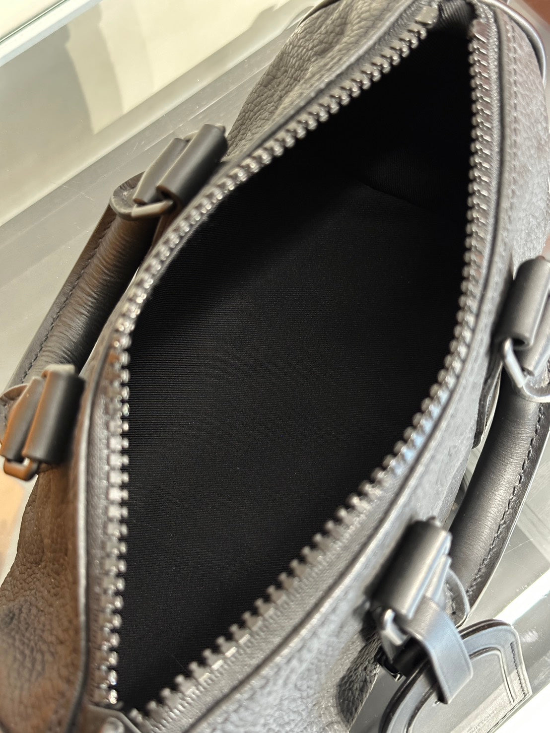 LOUIS VUITTON Kellpall 25 - 黑