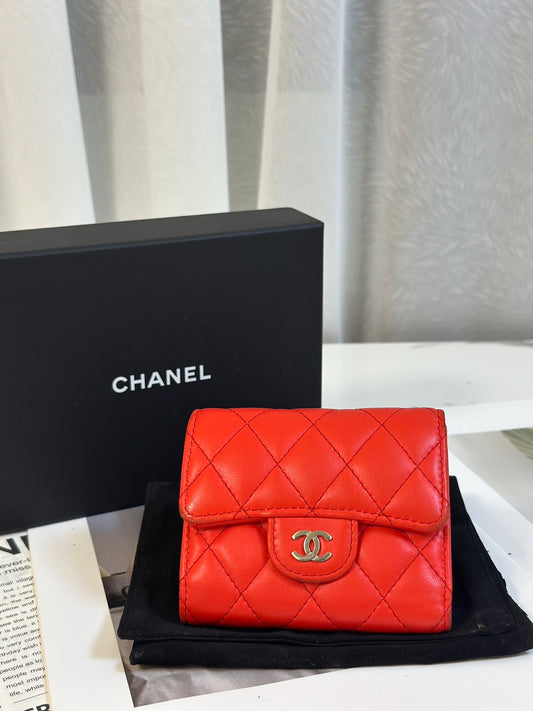 CHANEL 經典羊皮零錢袋三折短夾 - 紅銀27開