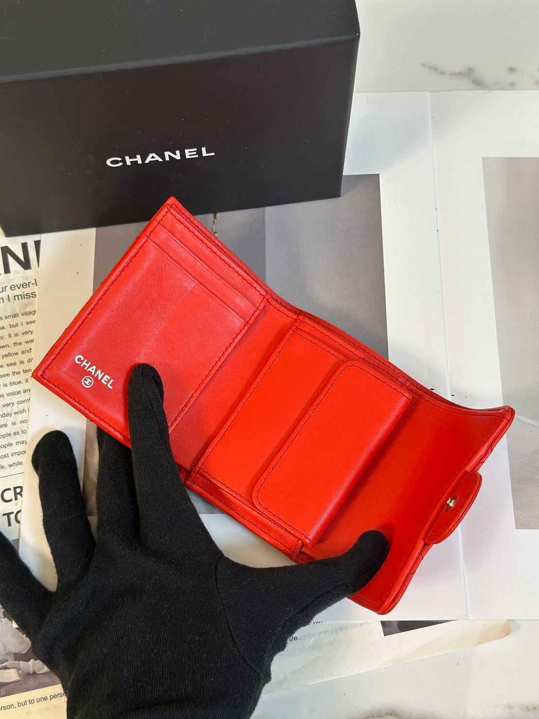 CHANEL 經典羊皮零錢袋三折短夾 - 紅銀27開