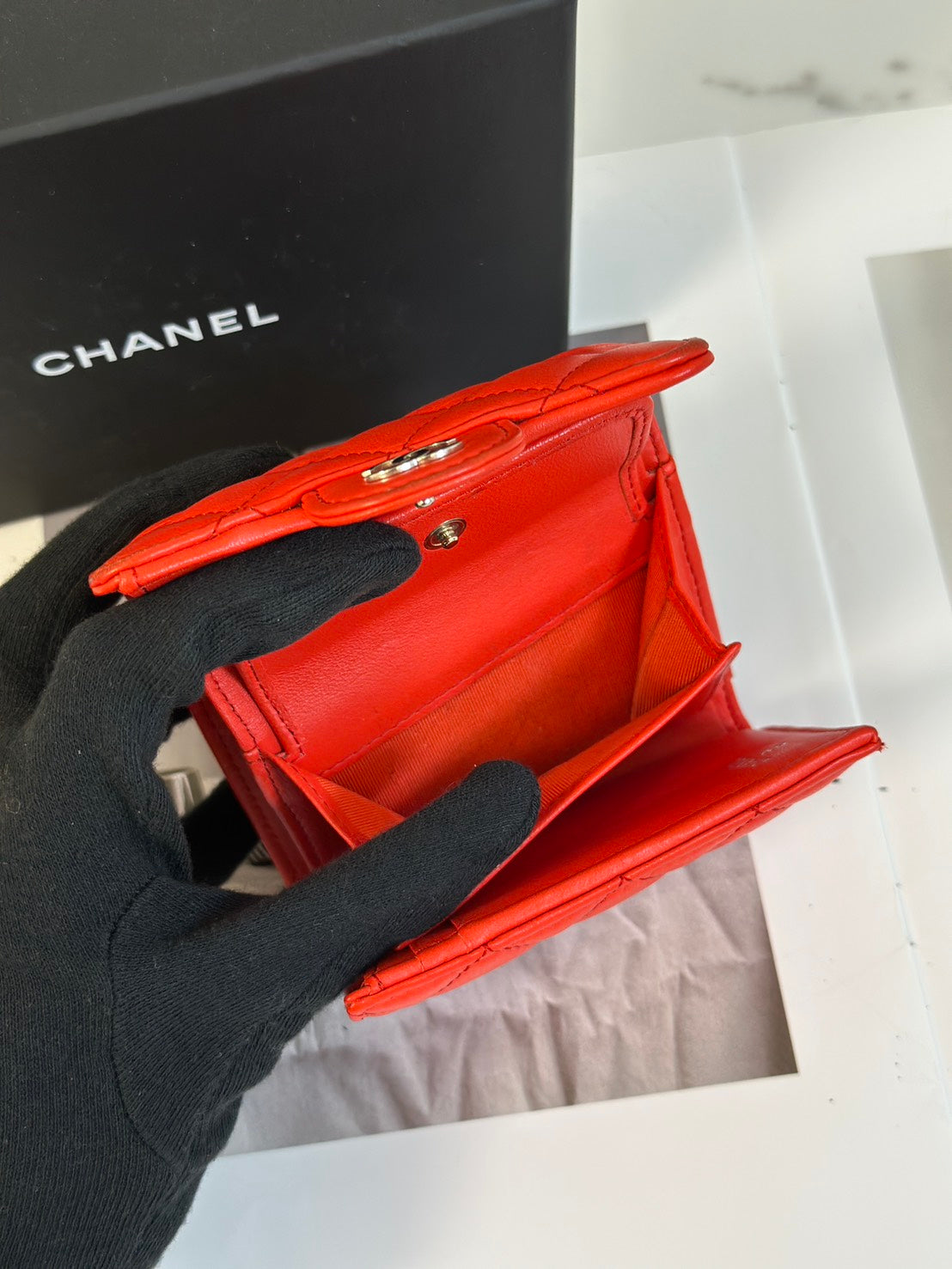 CHANEL 經典羊皮零錢袋三折短夾 - 紅銀27開