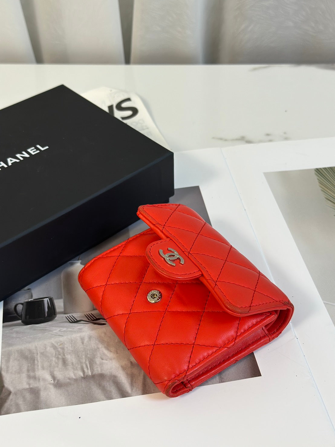 CHANEL 經典羊皮零錢袋三折短夾 - 紅銀27開