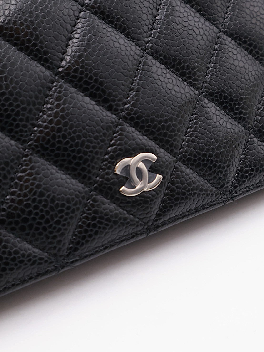CHANEL 粒面牛皮雙折長夾 - 黑銀28開