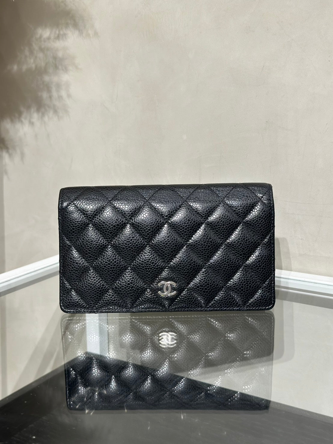 CHANEL 粒面牛皮雙折長夾 - 黑銀28開