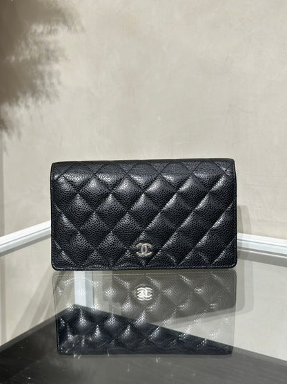 CHANEL 粒面牛皮雙折長夾 - 黑銀28開