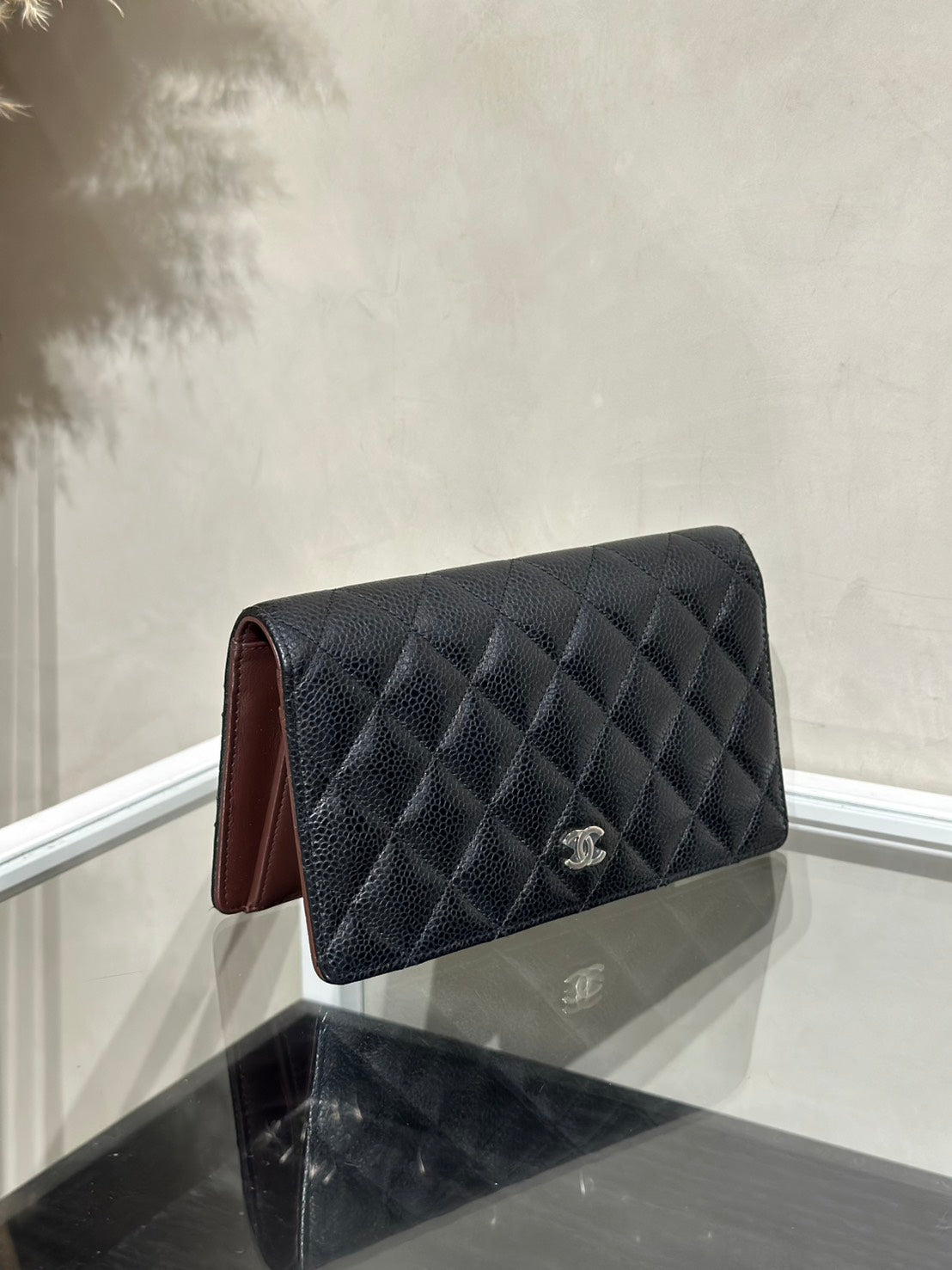CHANEL 粒面牛皮雙折長夾 - 黑銀28開