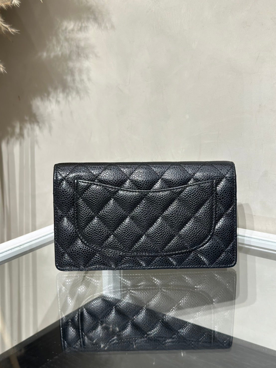 CHANEL 粒面牛皮雙折長夾 - 黑銀28開