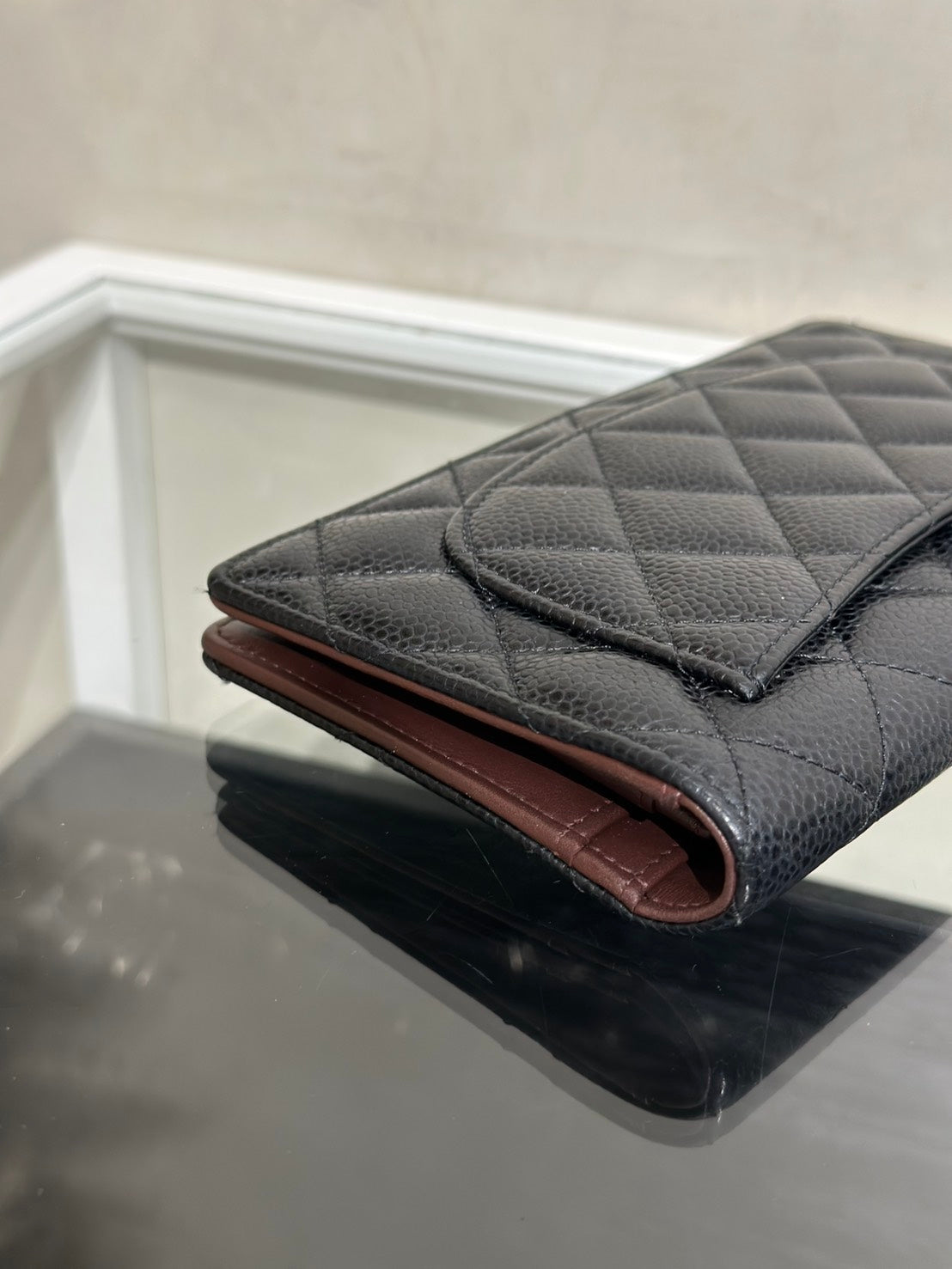CHANEL 粒面牛皮雙折長夾 - 黑銀28開