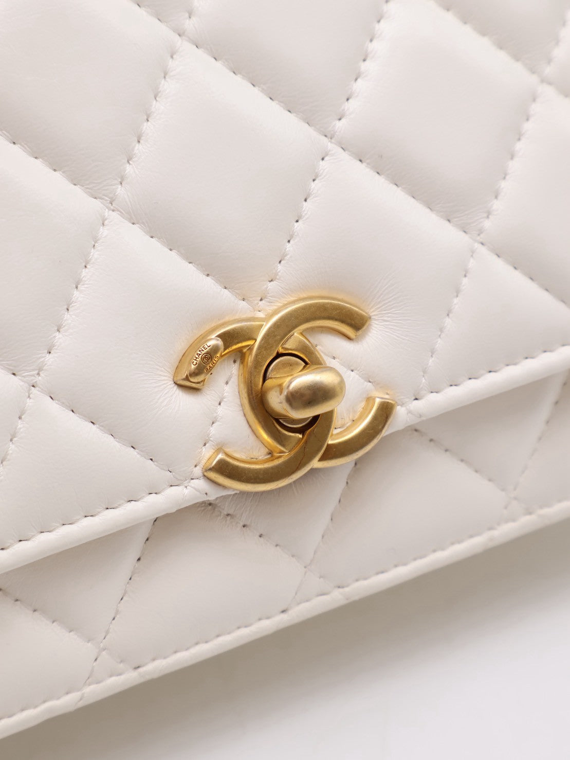CHANEL 23P皮穿鍊雙C造型WOC - 白金