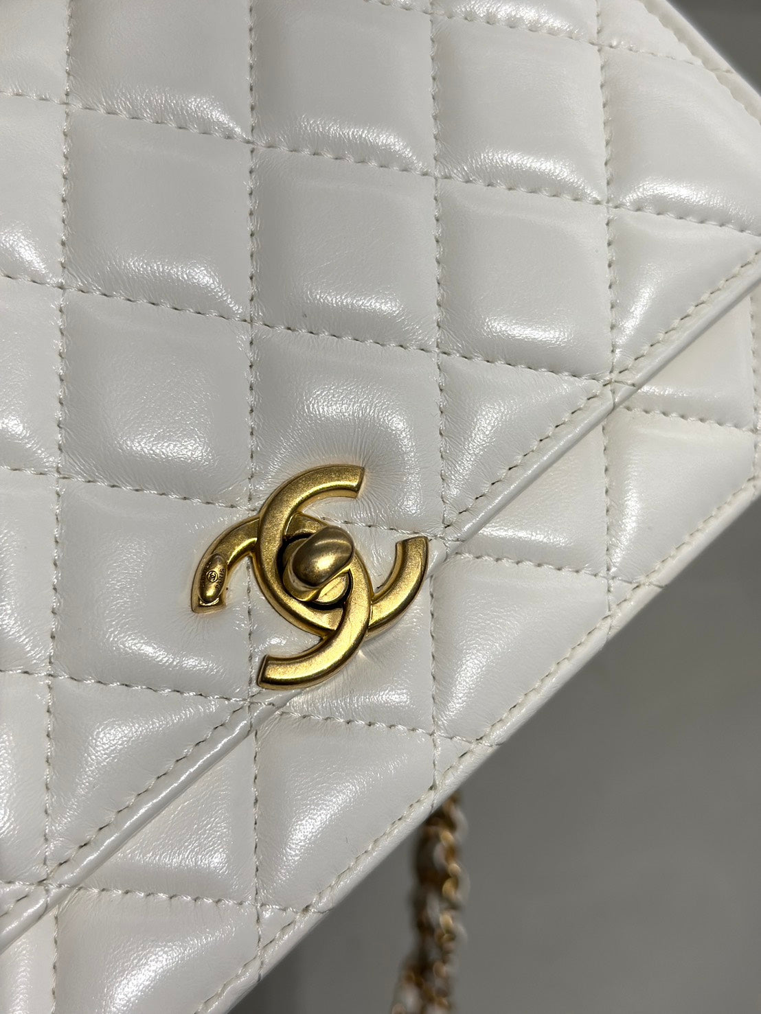CHANEL 23P皮穿鍊雙C造型WOC - 白金