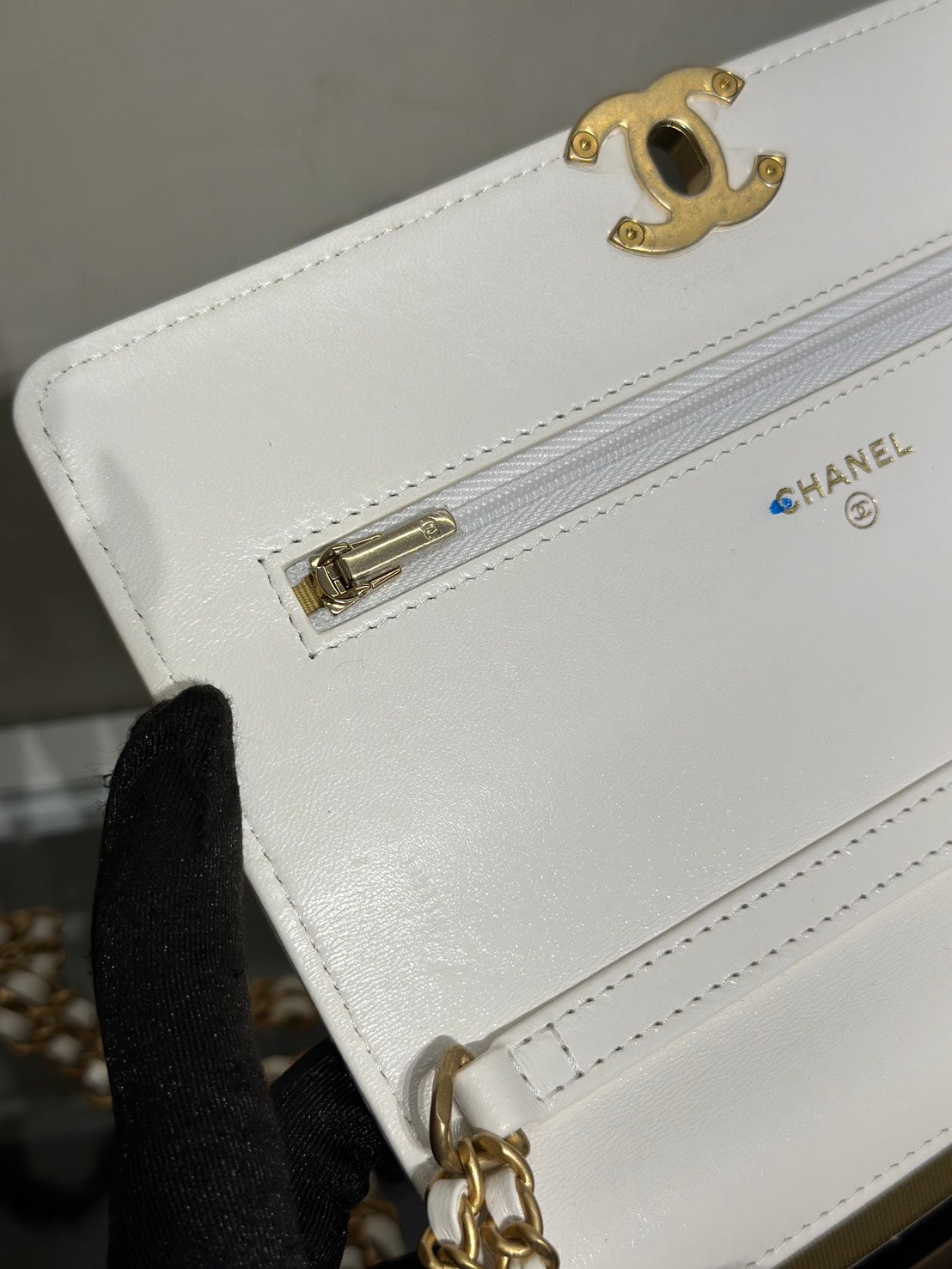 CHANEL 23P皮穿鍊雙C造型WOC - 白金