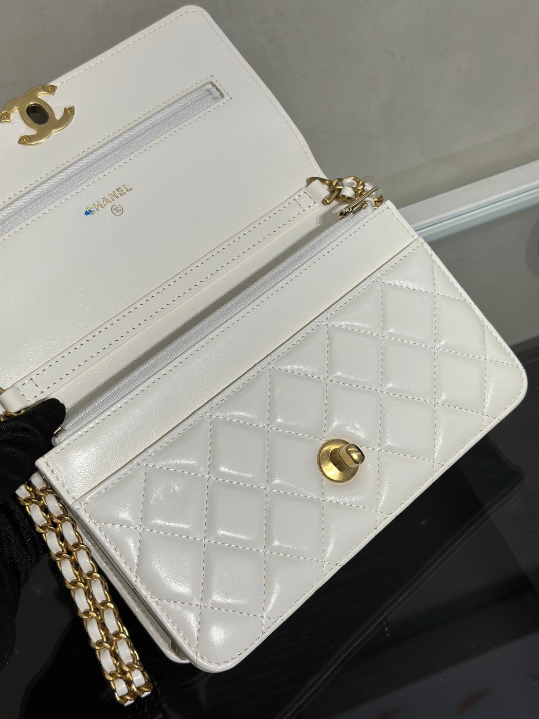 CHANEL 23P皮穿鍊雙C造型WOC - 白金