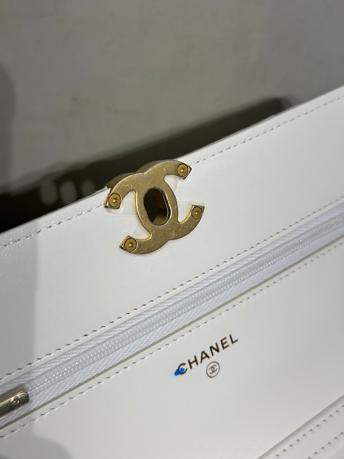 CHANEL 23P皮穿鍊雙C造型WOC - 白金