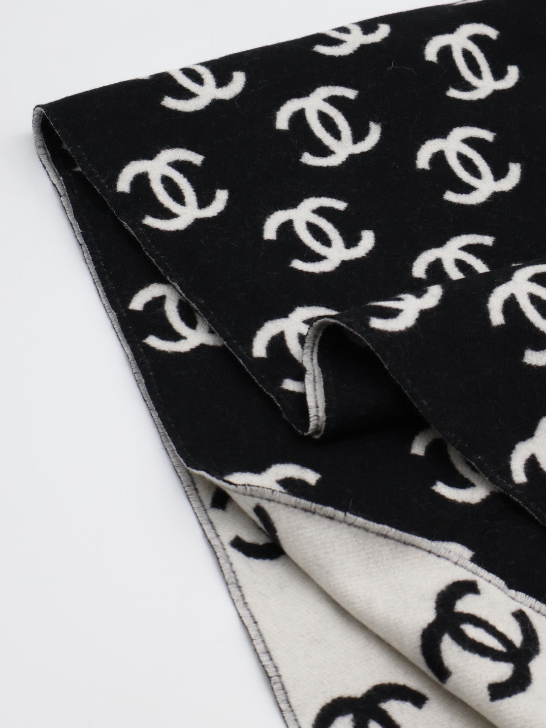 CHANEL 經典雙C雙面羊絨圍巾