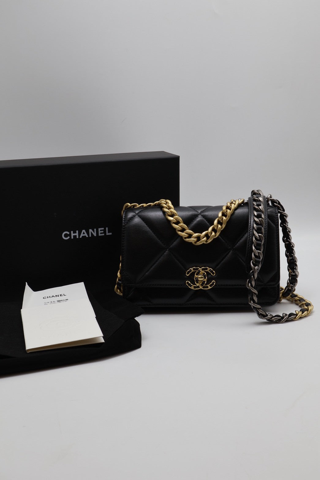 CHANEL 19 經典菱格紋雙色鍊WOC - 黑金