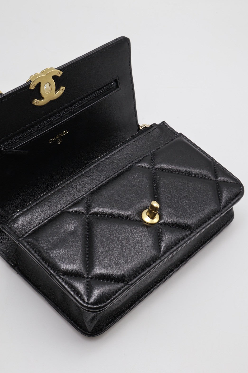 CHANEL 19 經典菱格紋雙色鍊WOC - 黑金